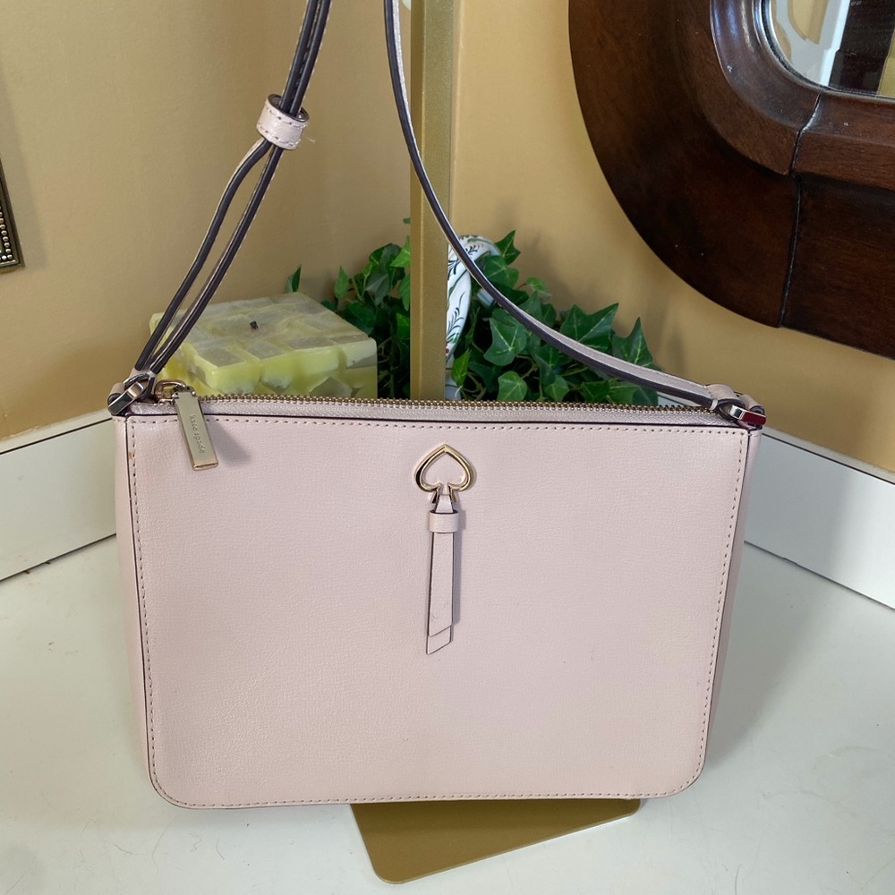 KATE SPADE Sleek Pink Crossbody Bag with Minimalist Design
